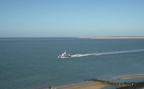 Heritage Holiday Home in Huisduinen near Sea